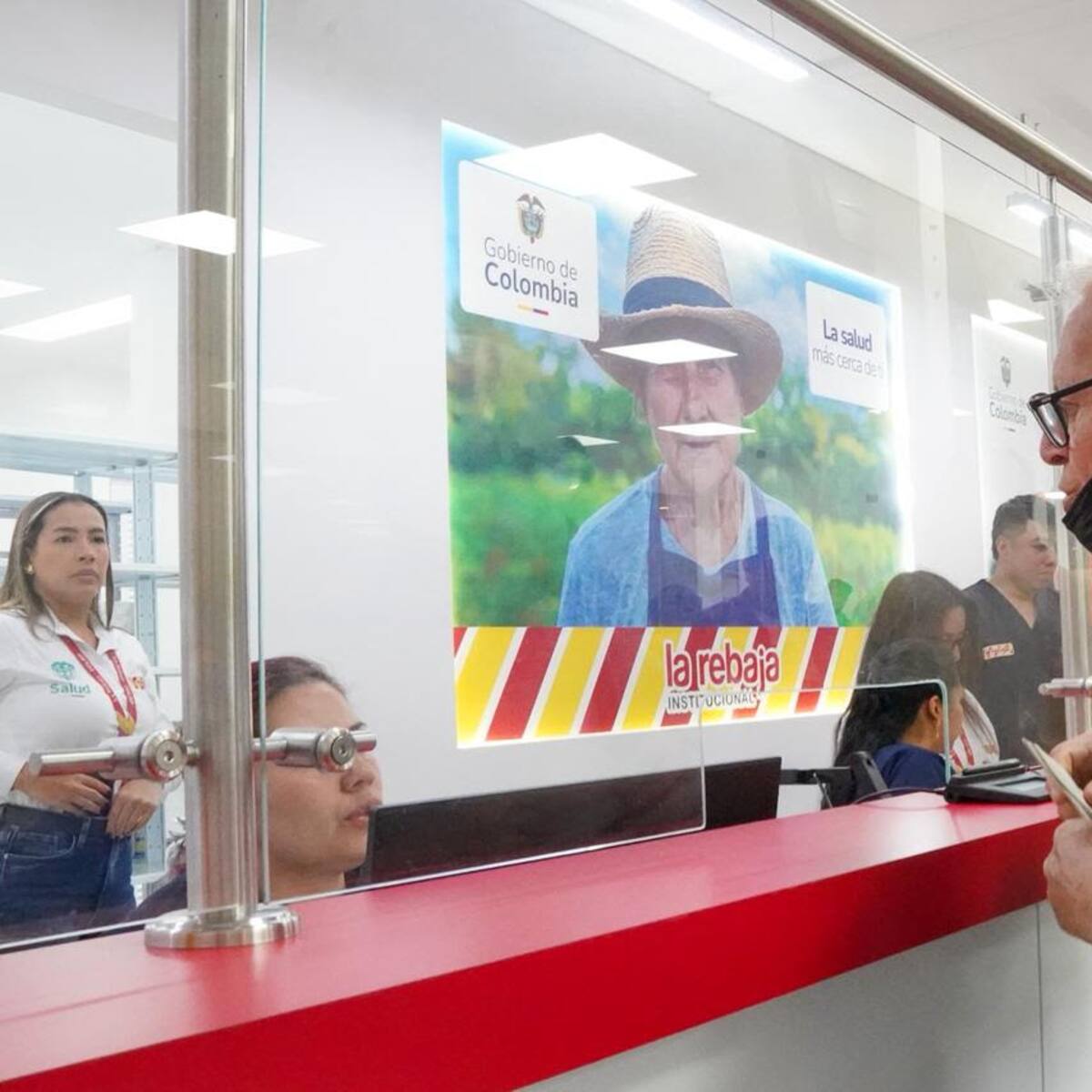 Soacha inicia la entrega de medicamentos a usuarios de la Nueva Eps en punto de Drogas La Rebaja