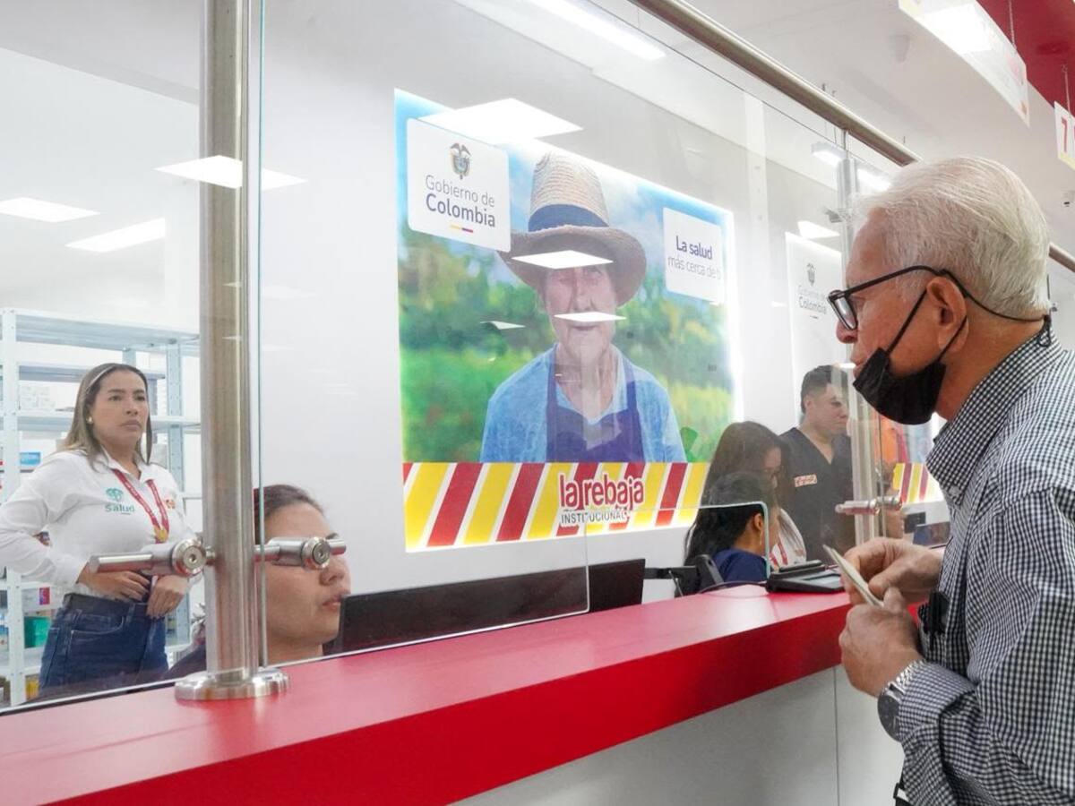 Soacha inicia la entrega de medicamentos a usuarios de la Nueva Eps en punto de Drogas La Rebaja