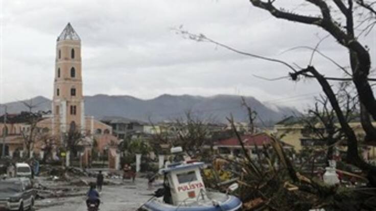 En Tacloban la gente está durmiendo con los cadáveres: Lina Calle