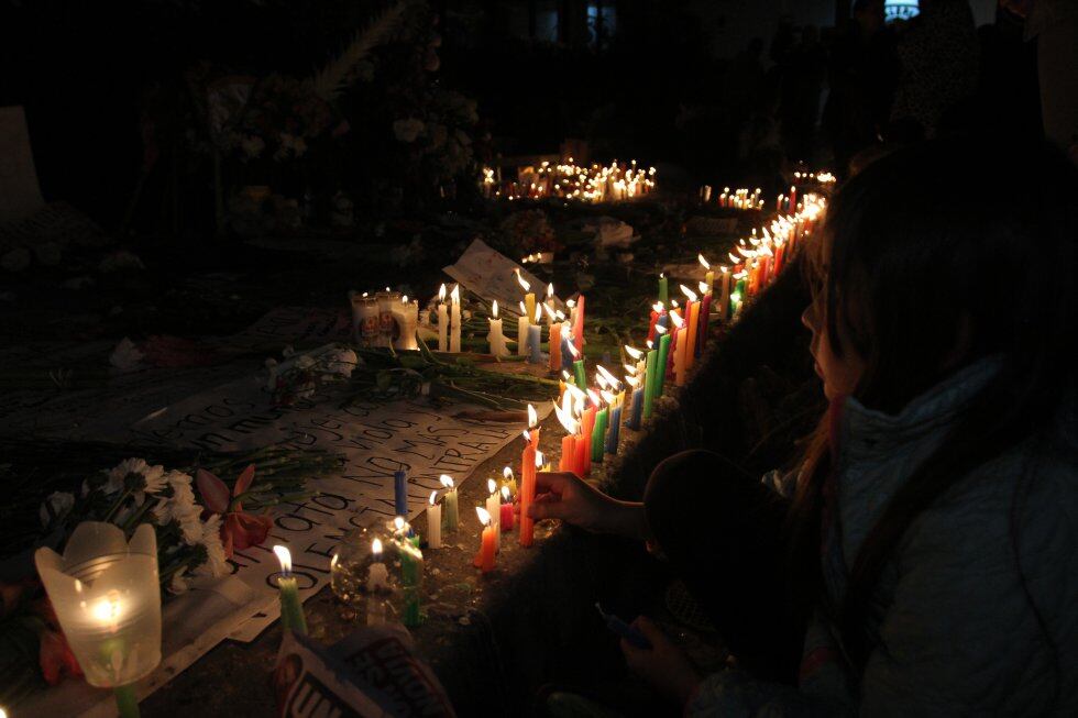 La noche de las velitas también fue escenario en Bogotá para hacer un acto de protesta en honor de Yuliana, la niña asesinada en días pasados. 
