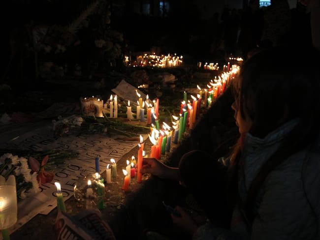 La noche de las velitas también fue escenario en Bogotá para hacer un acto de protesta en honor de Yuliana, la niña asesinada en días pasados. 