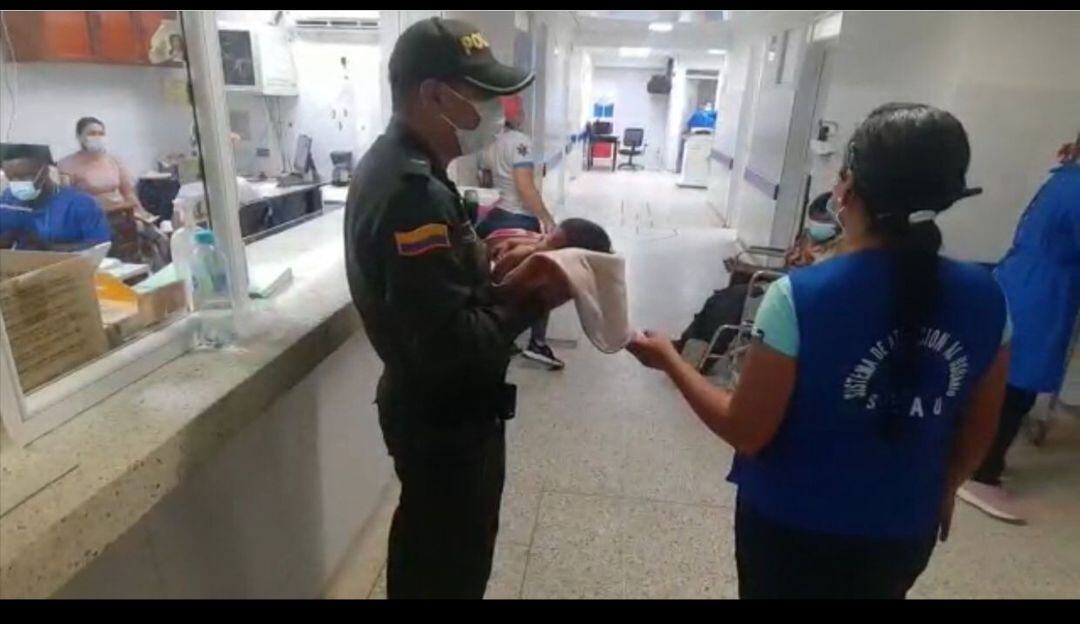 Una pareja de indígenas dejó caer a una menor desde una motocicleta 