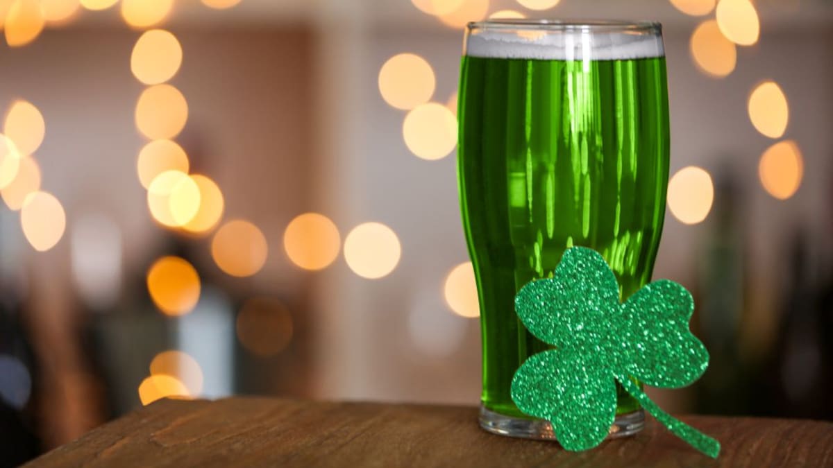 Día de San Patricio: ¿Cómo hacer cerveza verde?