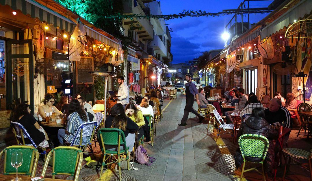Restaurantes en Tel Aviv regresan a la normalidad tras relajación de medidas ante la pandemia. 