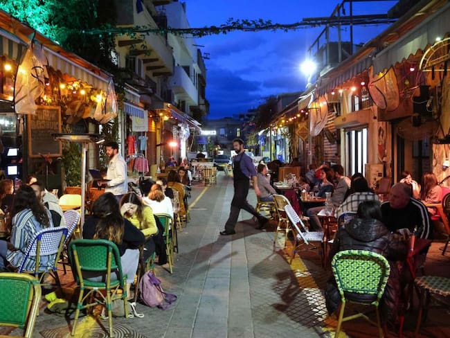 Restaurantes en Tel Aviv regresan a la normalidad tras relajación de medidas ante la pandemia. 