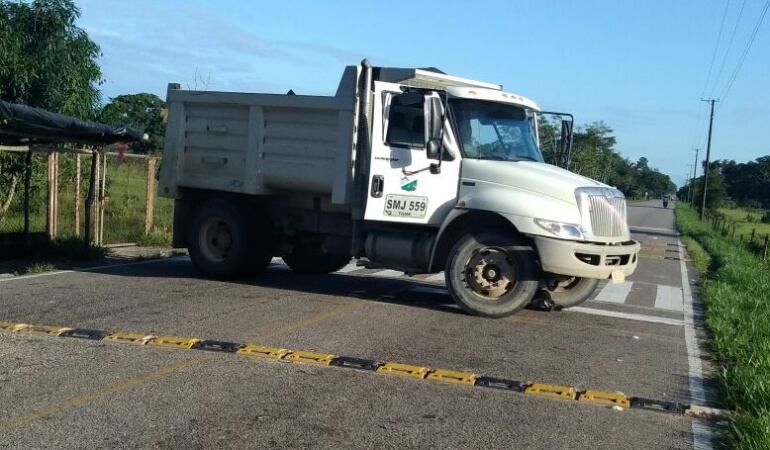 Volqueta que impidió el paso desde Fortul hasta Tame en Arauca