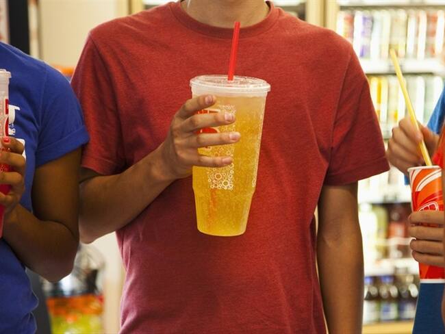 Un 54,6% de colombianos encuestados están a favor del impuesto a las bebidas azucaradas. Foto: Getty Images