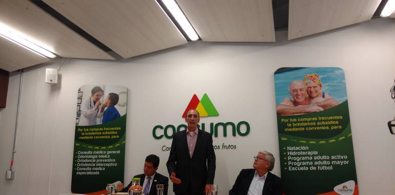 De pie Enrique Valencia, agente interventor de Cooperativa Consumo. 