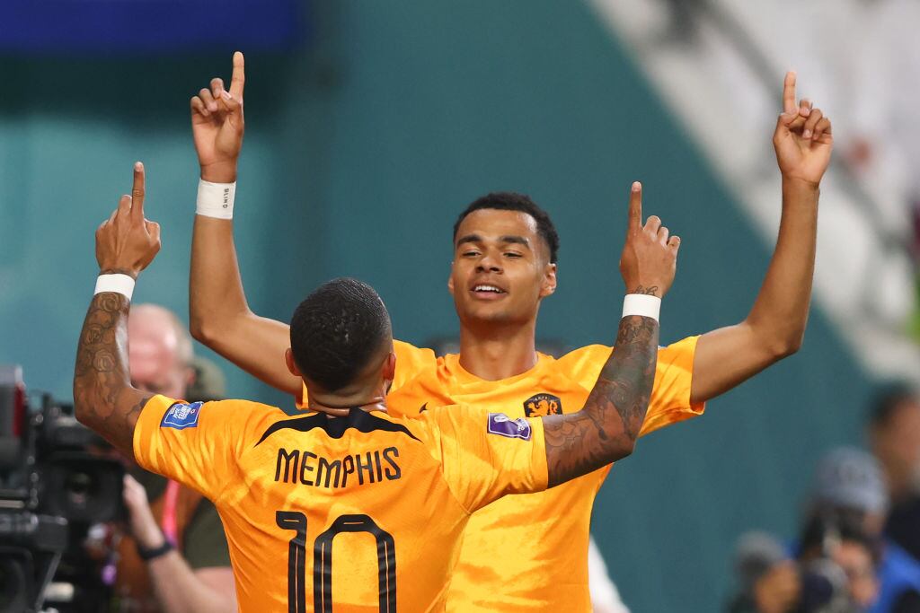 Memphis Depay y Cody Gakpo celebrando un gol durante el Mundial de Qatar 2022 (Photo by Stefan Matzke - sampics/Corbis via Getty Images)