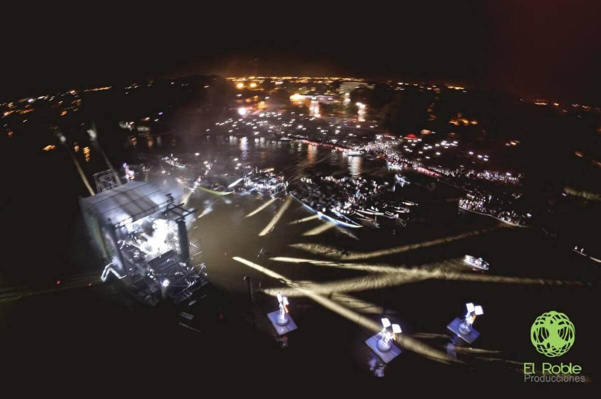 El artista hizo su presentación desde un planchó sobre el río Sinú. Foto: El Roble Producciones