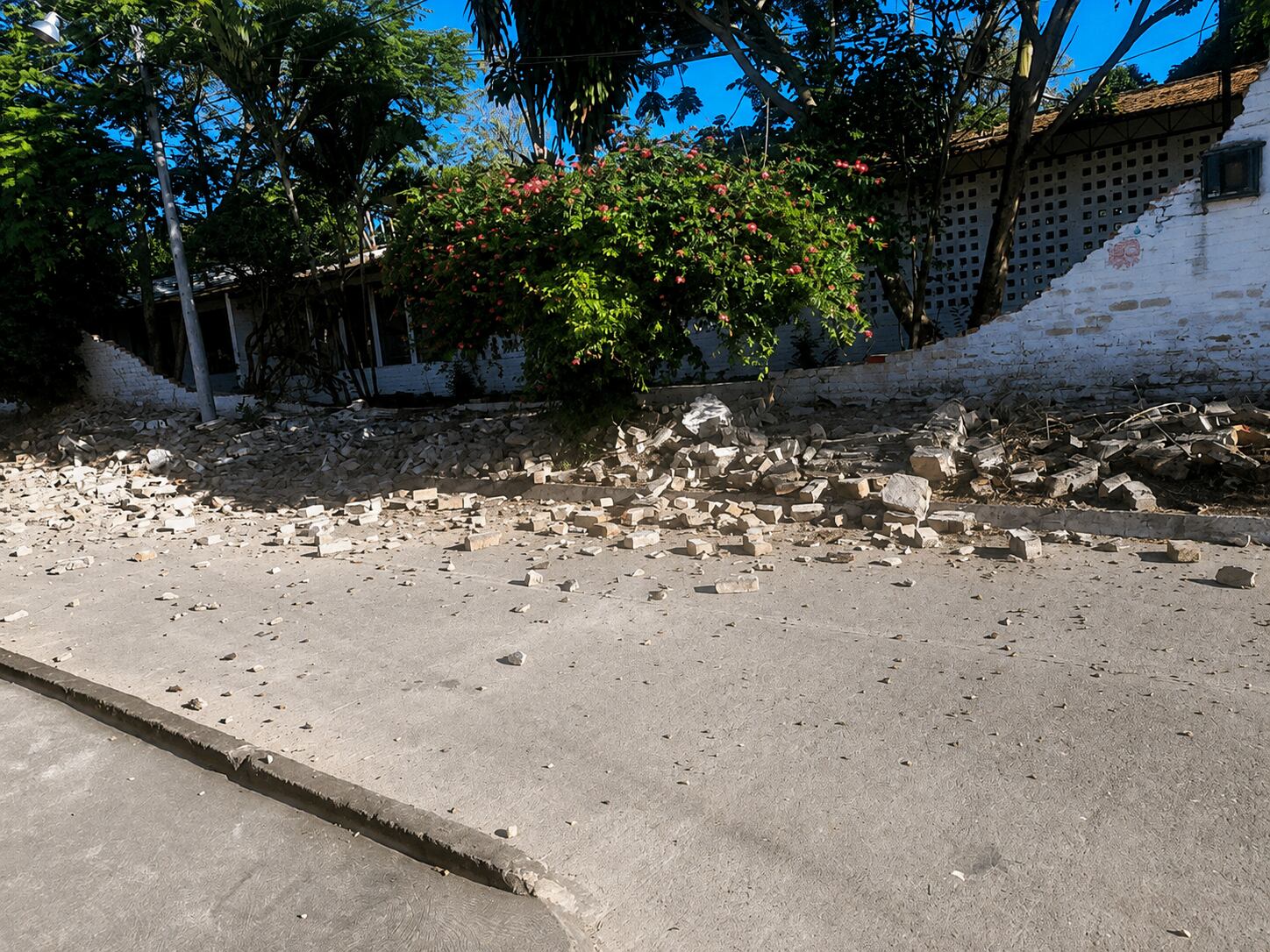 Daños materiales leves en colegios del departamento del Huila. Foto Relacionada 