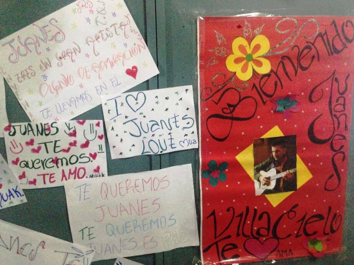La tradicional elaboración de carteleras por una vez no estuvo dedicada a tareas del colegio, sino a mostrar cariño y admiración por el cantante.