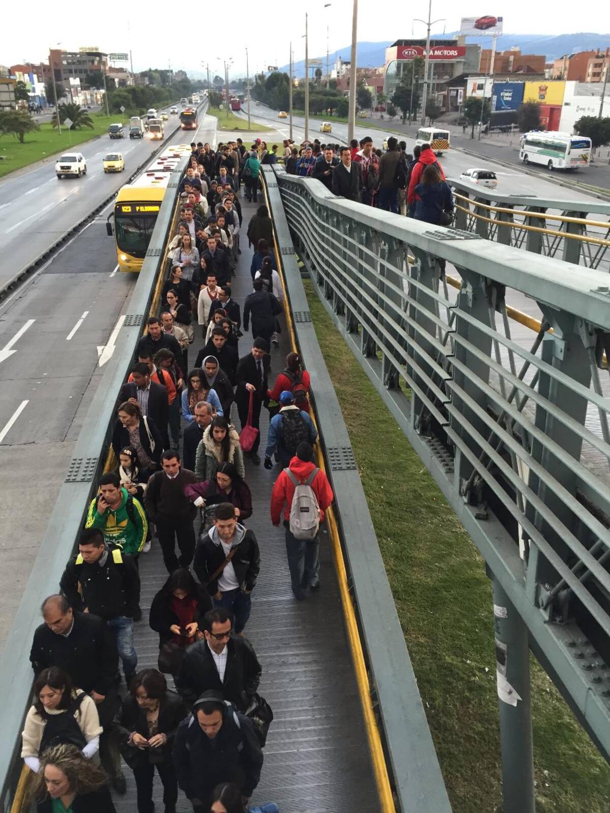 Se cumple una jornada más de día sin carro, ahora también sin moto. Saldrán de circulación 1.500.000 vehículos particulares y 425.000 motocicletas. La medida se extenderá hasta las 7:30 de la noche.