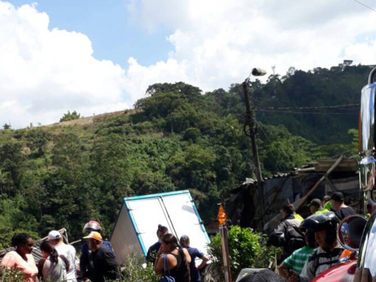 Dos viviendas fueron destruidas por un camión