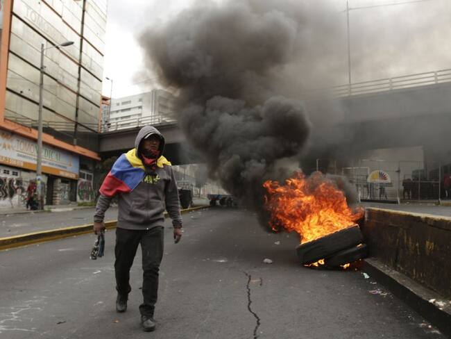 Ecuatorianos salen a las calles a protestar durante el toque de queda
