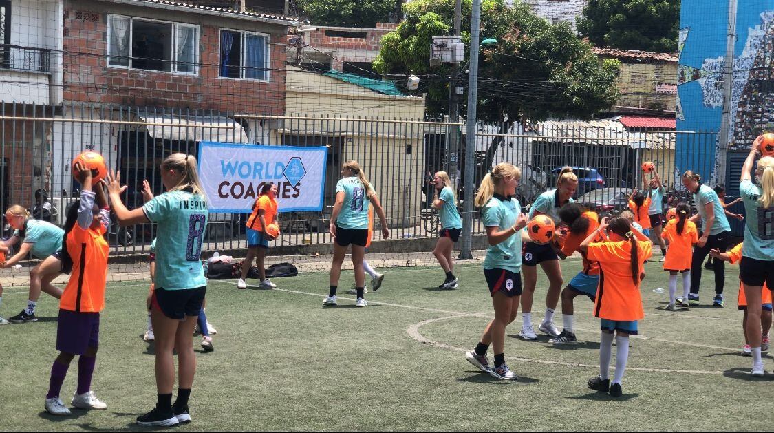 Selección Femenina Sub-20 de Países Bajos estuvo de fiesta deportiva en Siloé - Aldair Ortiz