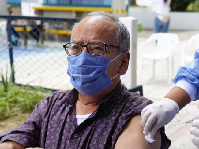 Mayores de 65 años podrán vacunarse hoy sin cita en el Isabú