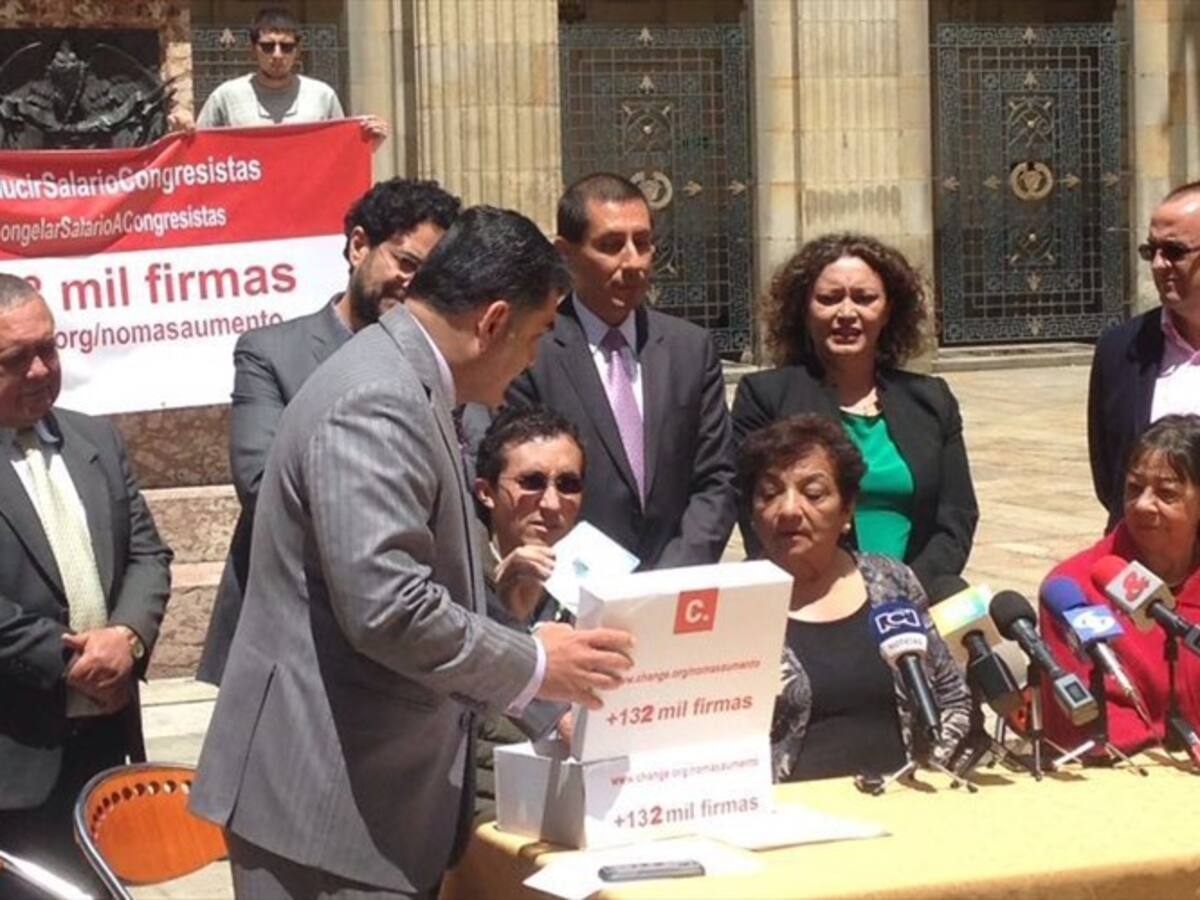 Radican proyecto de ley para reducir el salario de los congresistas