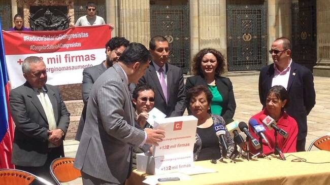 Radican proyecto de ley para reducir el salario de los congresistas. Foto: Crédito/ prensa Angélica Lozano.