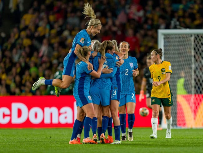 Inglaterra femenina tras ganar su partido de semifinales contra Australia en el Mundial femenino 2023. Foto: Andy Cheung/Getty Images.
