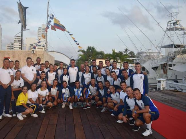 Veleros de la Escuela Naval participaron en ciclo de regatas en Cartagena