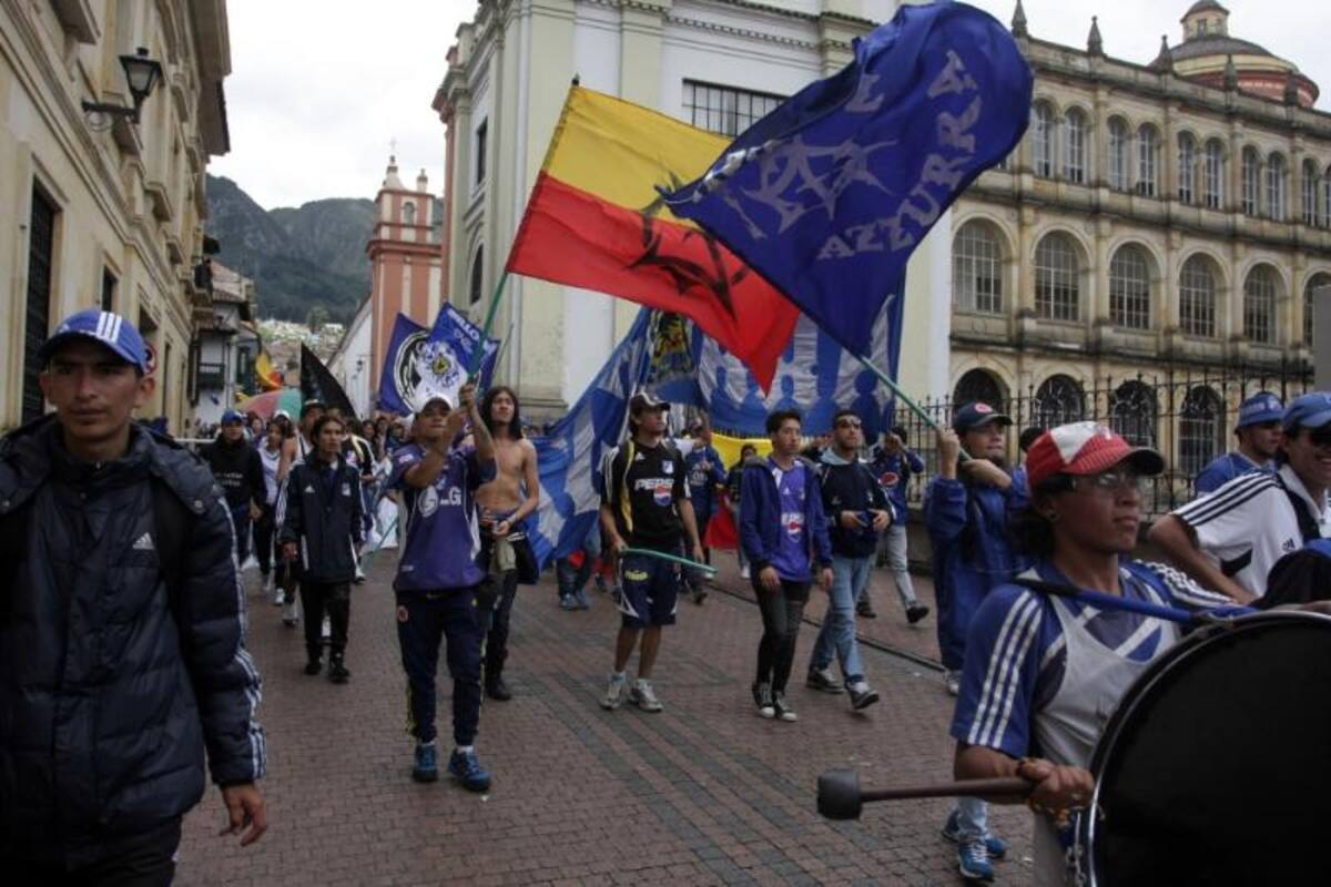 Hinchas de todas las edades salieron a las calles para celebrar. Foto: COLPRENSA ©
