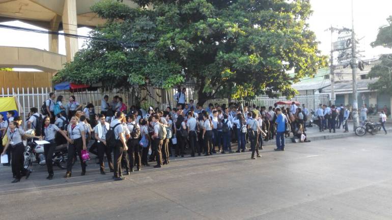 Estudiantes a las afueras de la sede comercial del SENA en el centro de Barranquilla