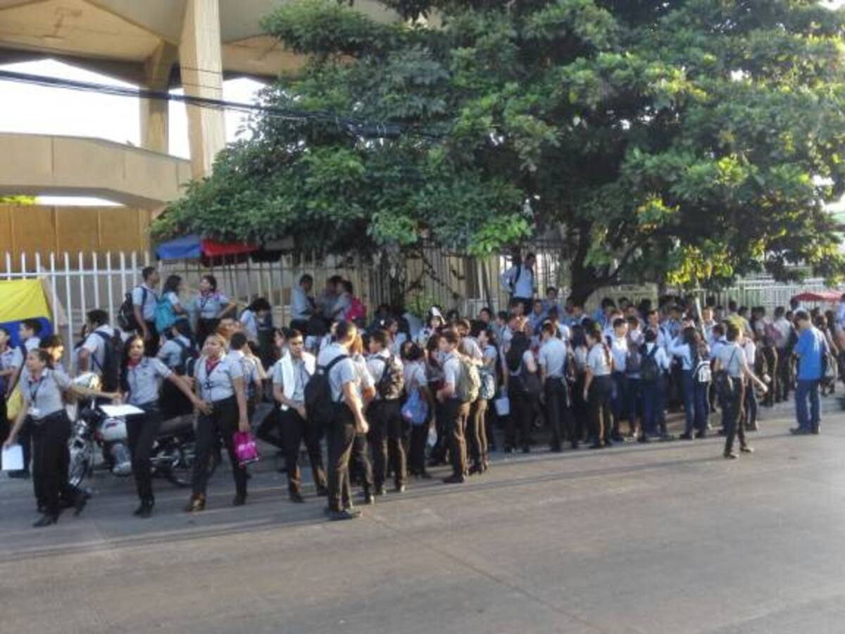 Sindicalistas bloquean ingreso al SENA por salida de directora nacional