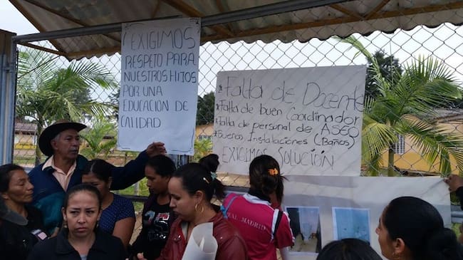 Los manifestantes aseguraron que las directivas del plantel y las autoridades municipales no han solucionado la falta de un docente. Foto: Cortesía Pedro Ceballos