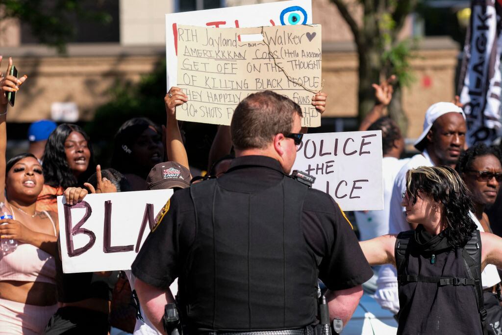 Protestas por el caso de Jayland Walker, quien murió por múltiples disparos cuando huía de la Policía tras un intento de arresto. Foto: MATTHEW HATCHER / Getty Images