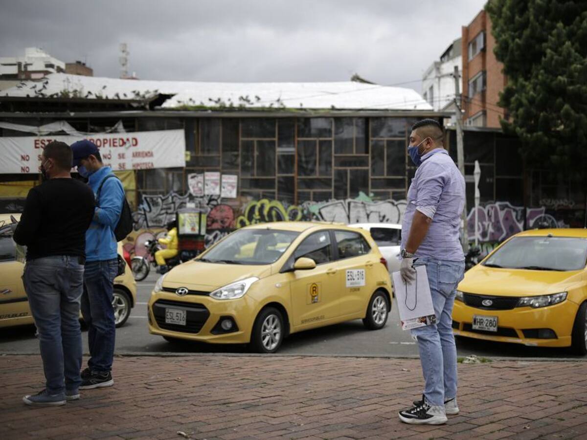 Taxistas de Cali lanzan la campaña "En mi taxi, sin tapabocas ni pio"
