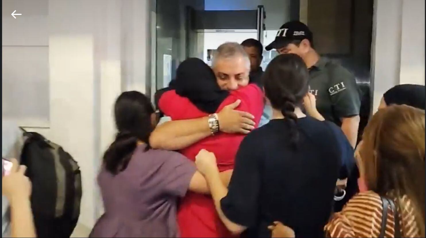 Momento en que sale en libertad de la sede de la Fiscalía en Riohacha