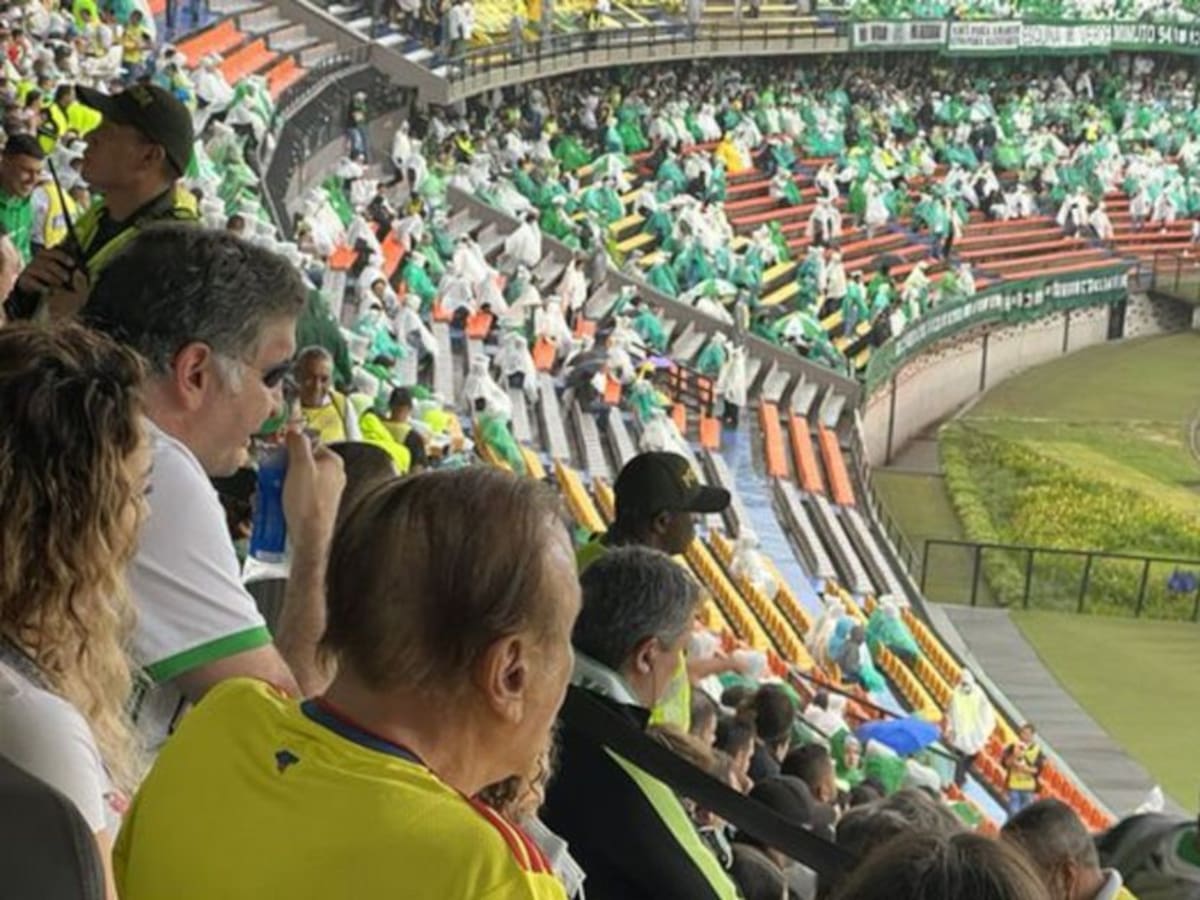 Rodolfo Hernández fue al Atanasio para ver Nacional Bucaramanga