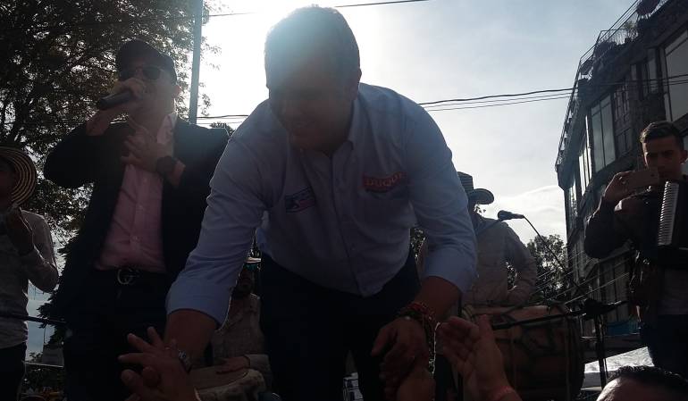 Iván Duque en su visita al barrio Chipre de Manizales 