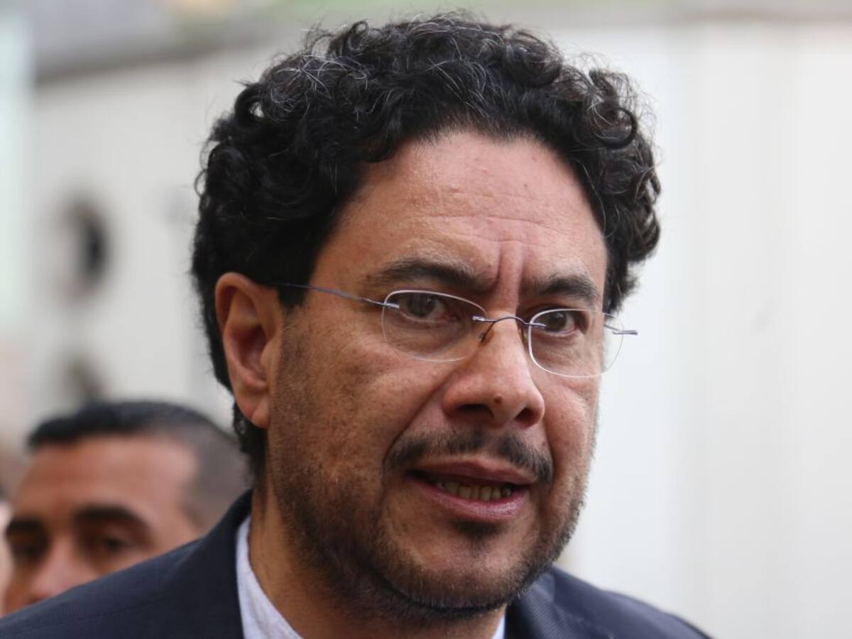 Cepeda denunciará a Uribe por "instigar a la violencia" con polémico trino