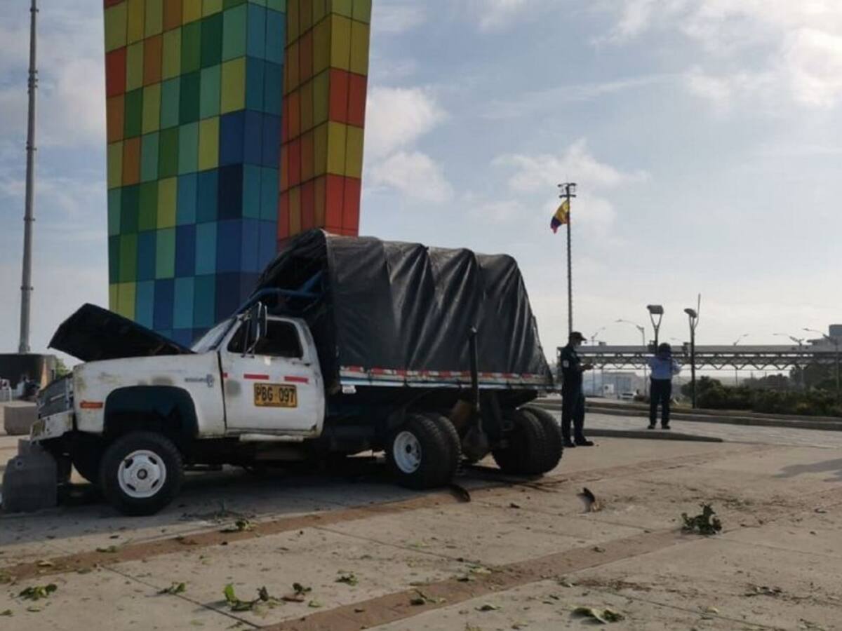 Camión se queda sin frenos y se accidenta en rotonda de la Ventana al Mundo
