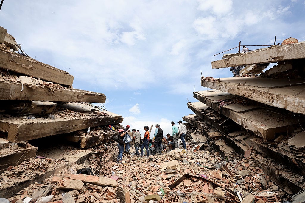 Equipos de rescate continúan buscando víctimas y trabajando en un edificio derrumbado en Caraballeda, La Guaira, Venezuela. Getty Images