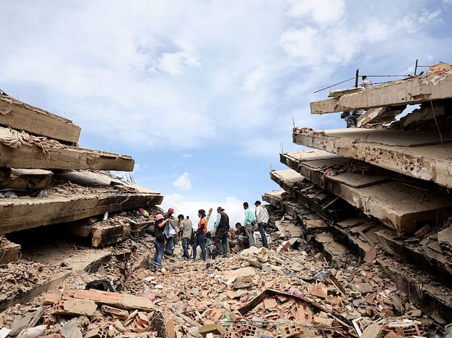 Equipos de rescate continúan buscando víctimas y trabajando en un edificio derrumbado en Caraballeda, La Guaira, Venezuela. Getty Images