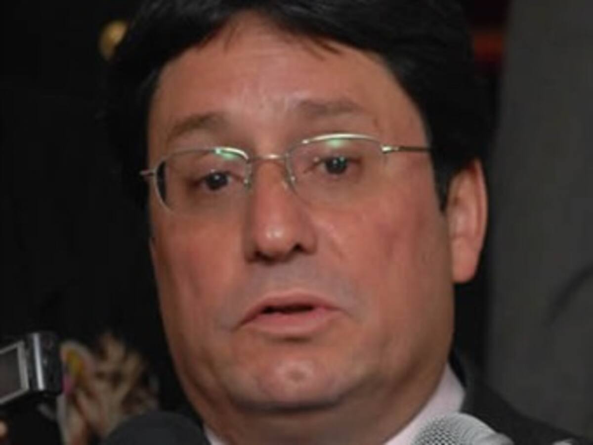 El vicepresidente Santos cuestiona a ex funcionario del DAS con las chuzadas