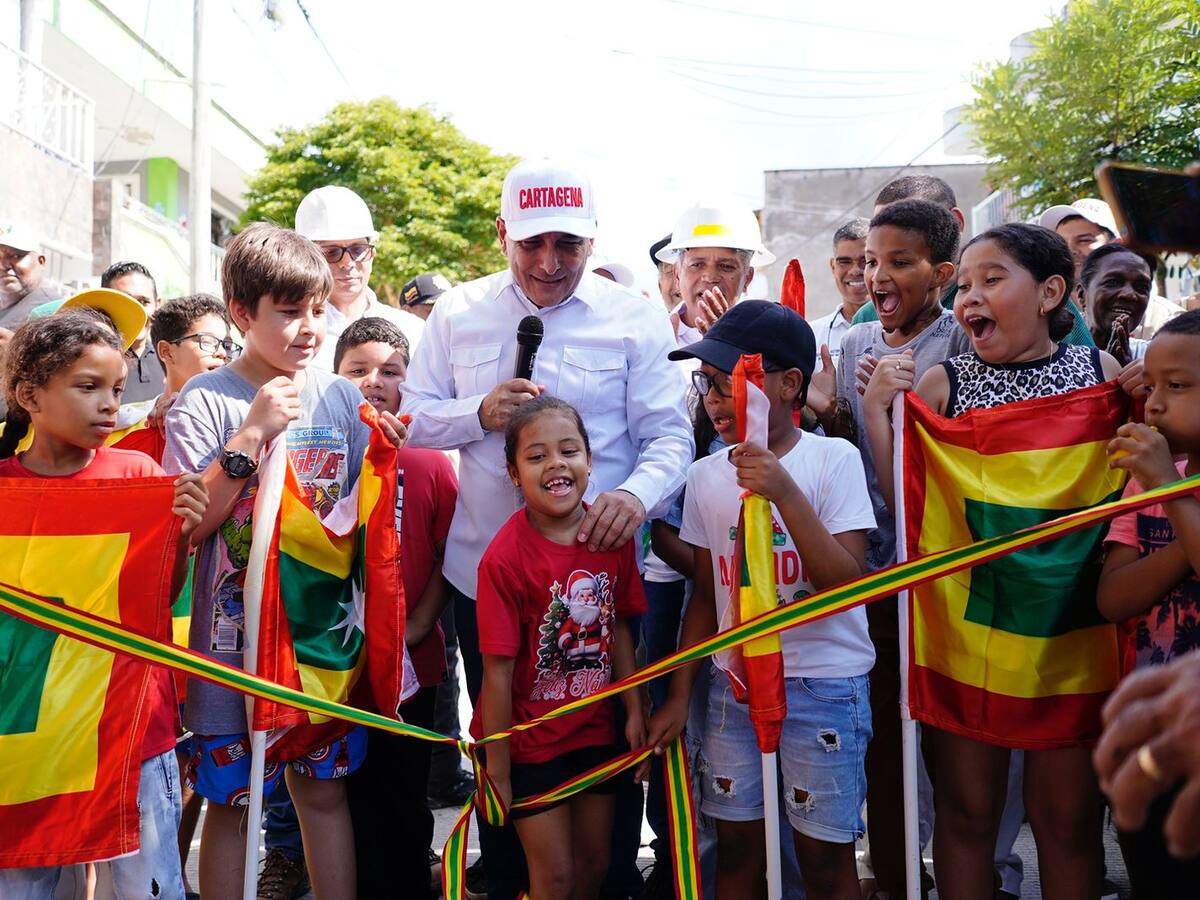 Dumek Turbay inaugura nueva calle en Escallón Villa durante la Calletón Navideña