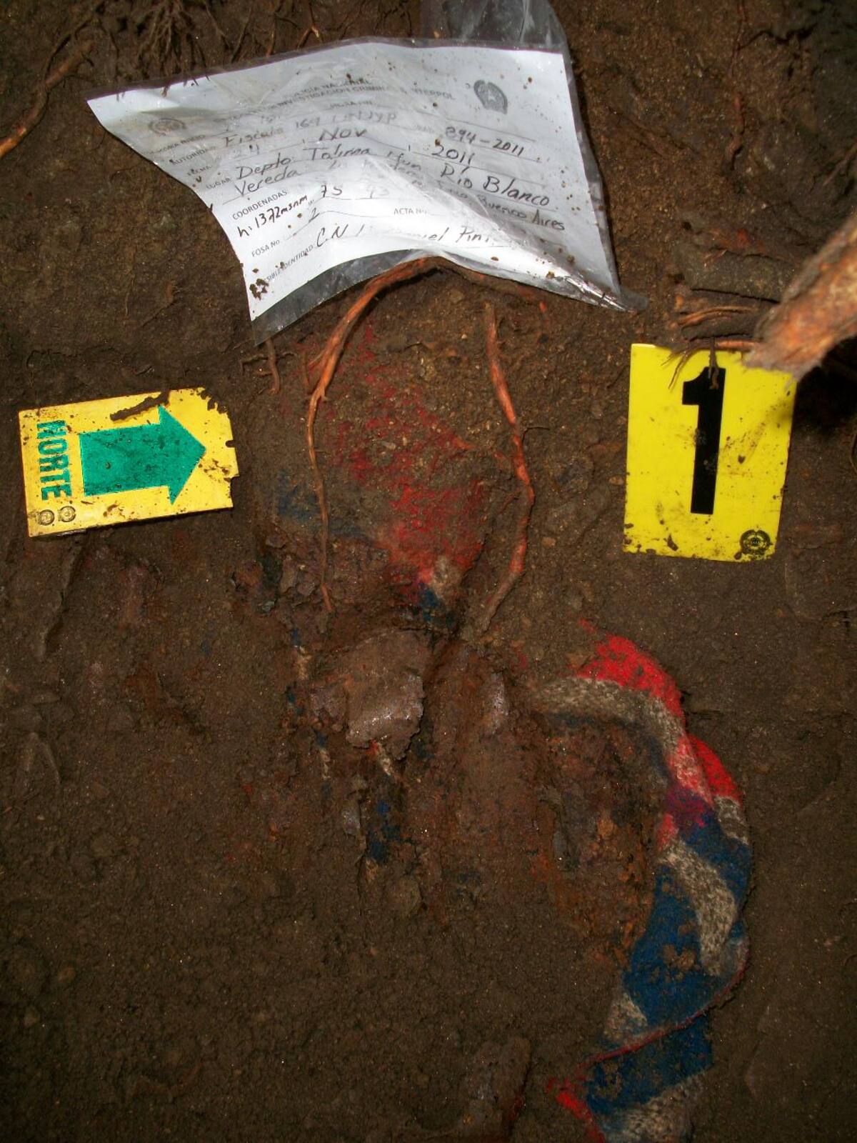 Deben exponerse a campos minados, la amenaza constante de ataques de la guerrilla o grupos criminales.