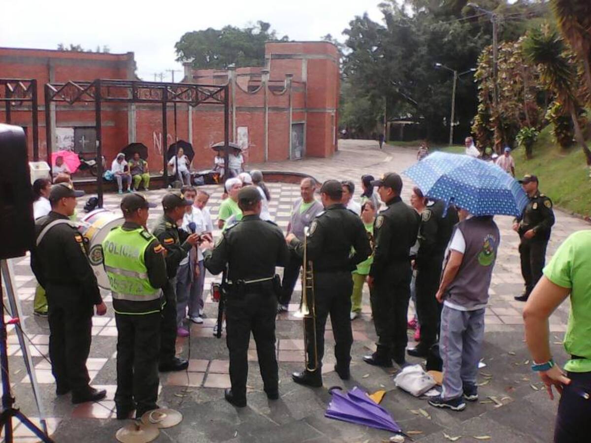 En Armenia líderes comunales y policía buscar recuperar los parques de la ciudad
