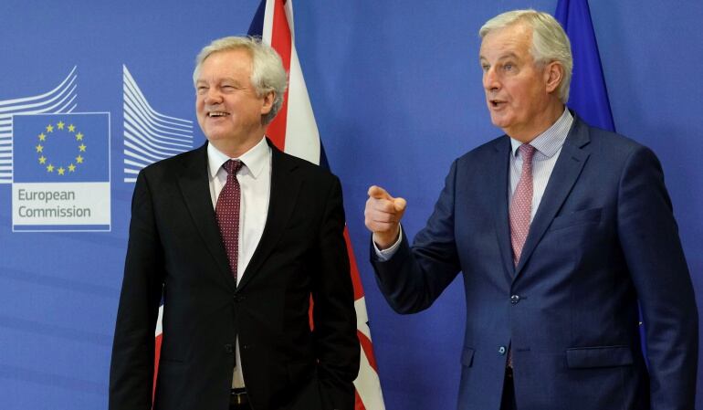 l jefe negociador de la Unión Europea (UE) para el "brexit", Michel Barnier (d), recibe al ministro para la salida del Reino Unido de la UE, David Davis