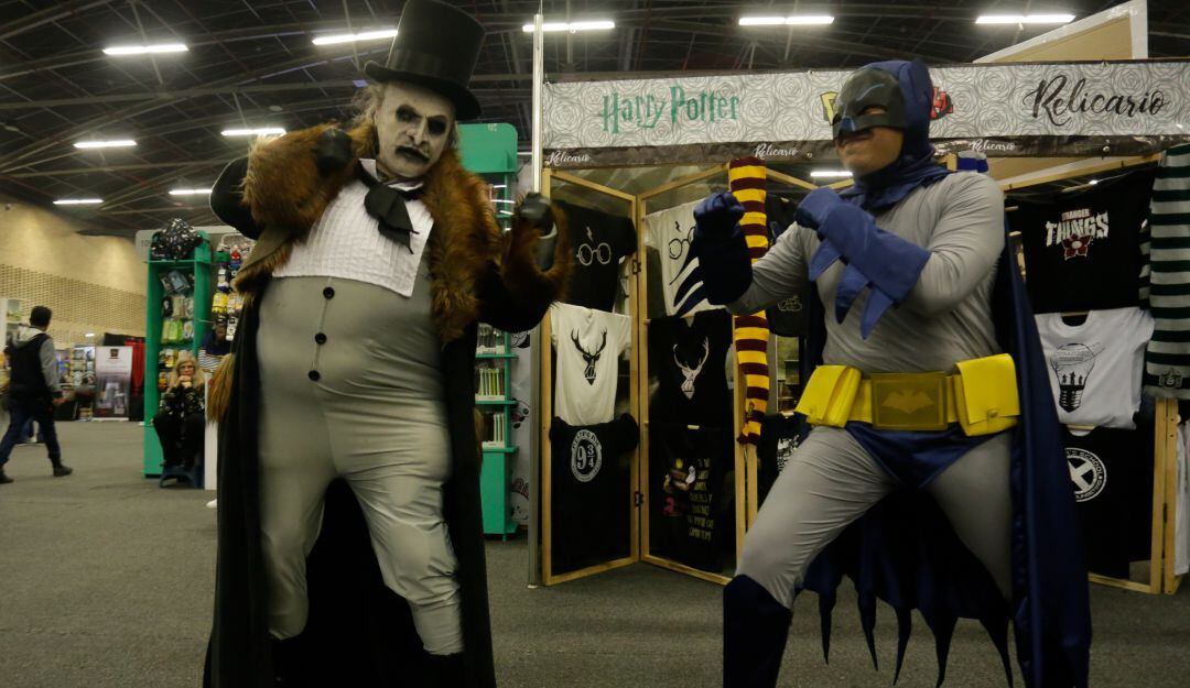 Cosplay de Batman y El Pinguino, personajes de la editorial DC Comics