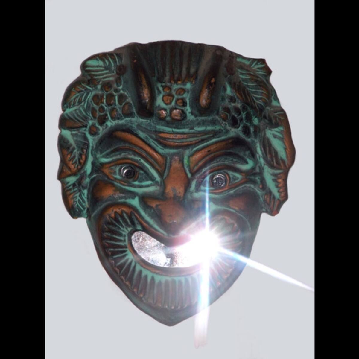 Llamativas máscaras durante el concurso de la tradicional fiesta de Mojigangas del pueblo. Foto: Alfredo López