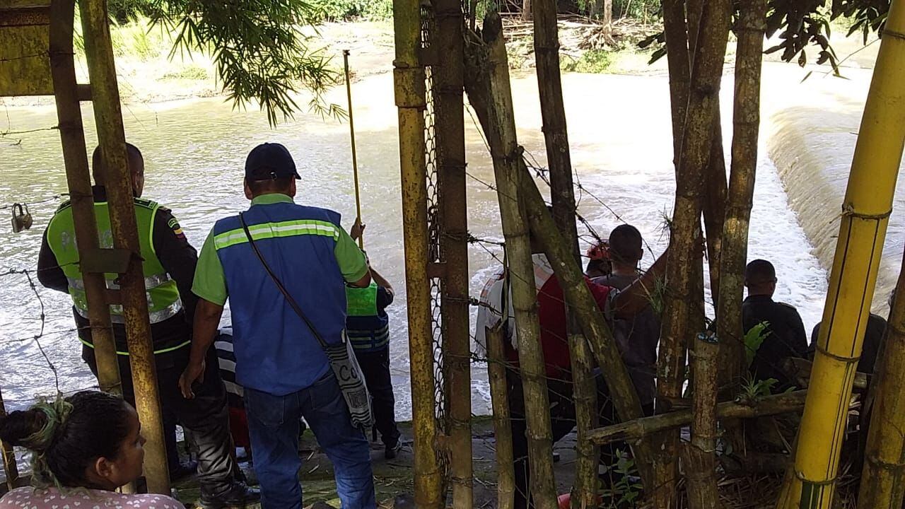 Creciente de un río arrastró a dos personas en el norte del Valle