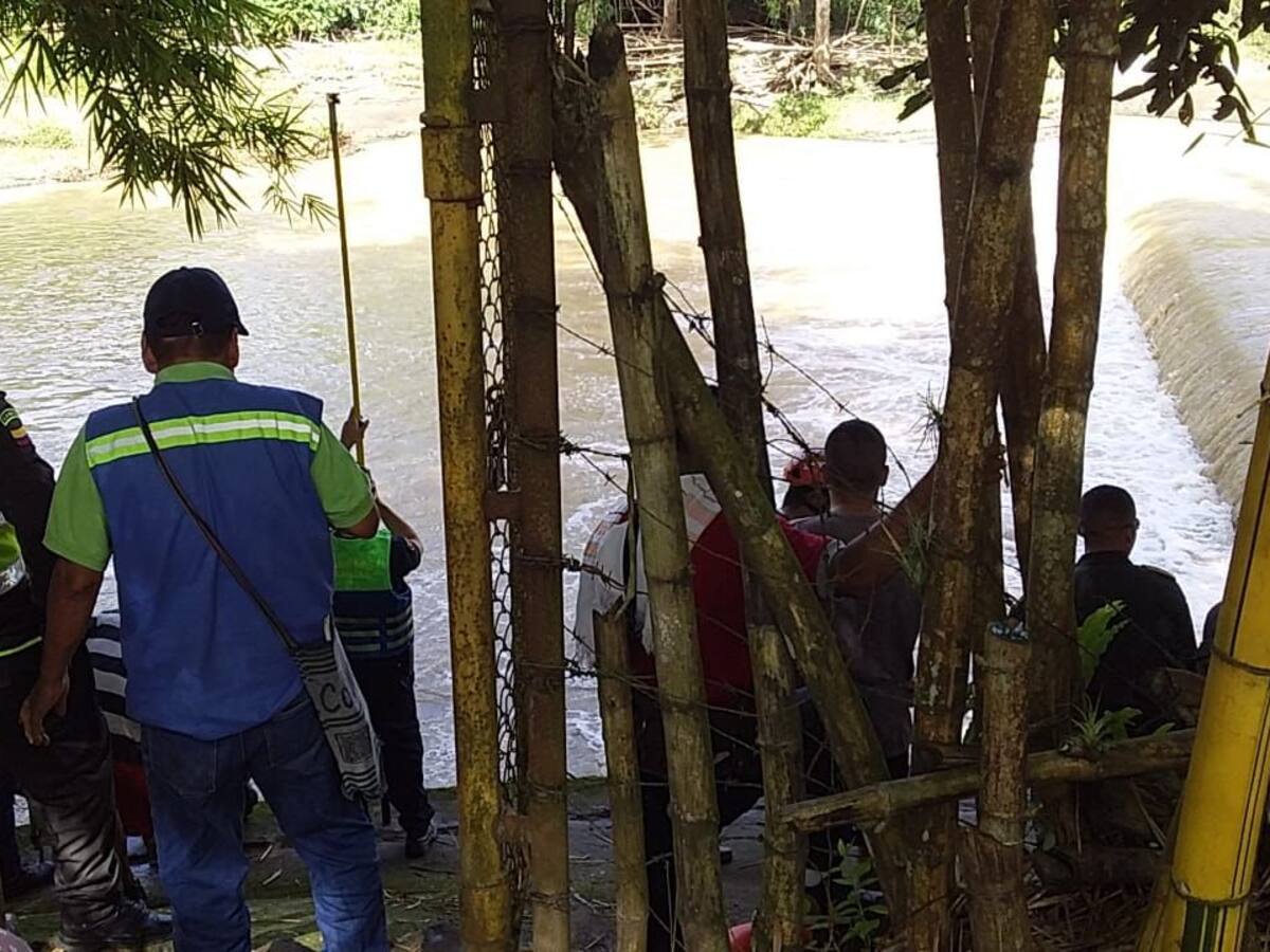 Creciente de un río arrastró a dos personas en el norte del Valle
