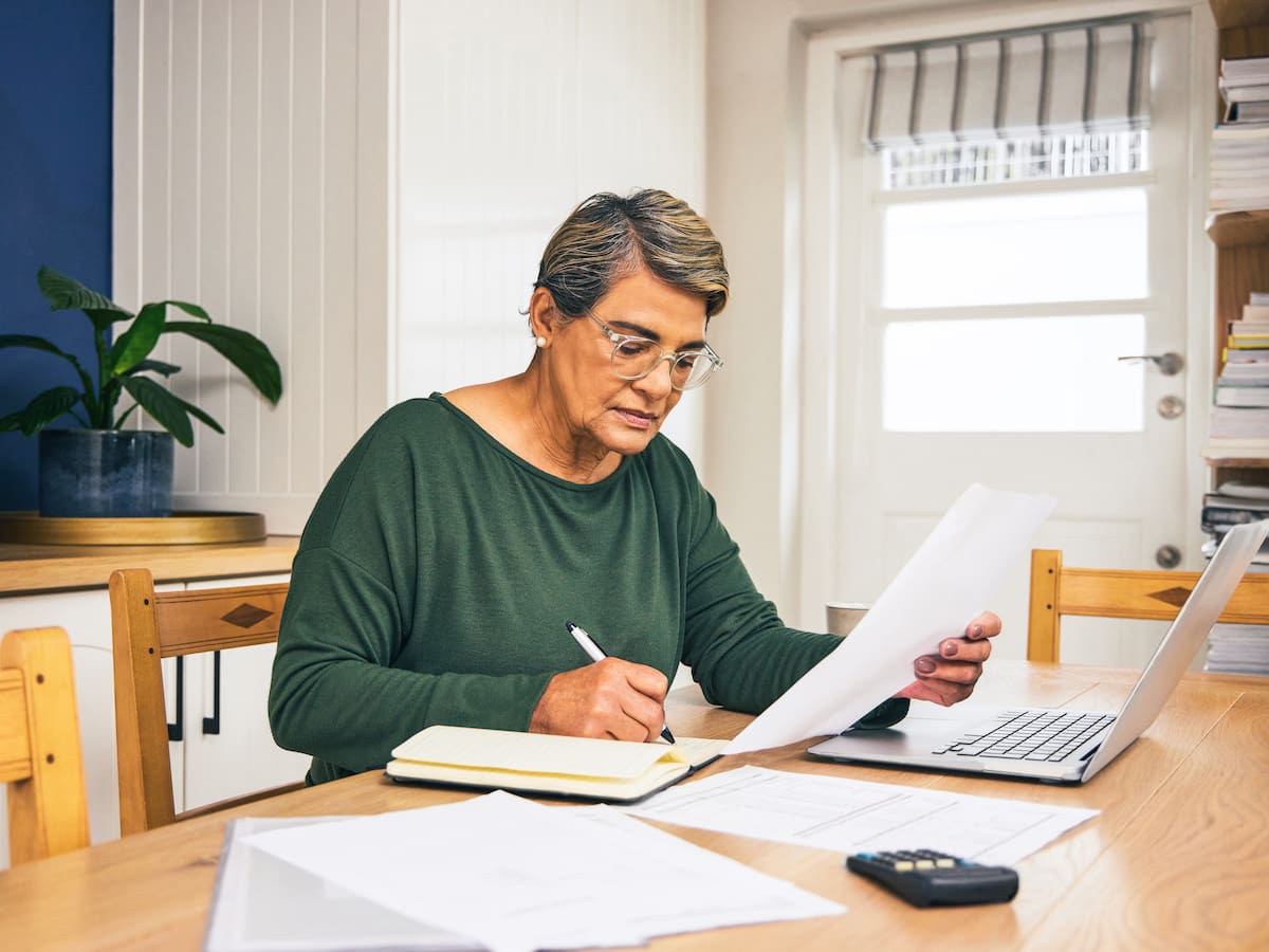 ¿Alguien que se pensiona y sigue trabajando debe seguir cotizando?: Explicación según Ley