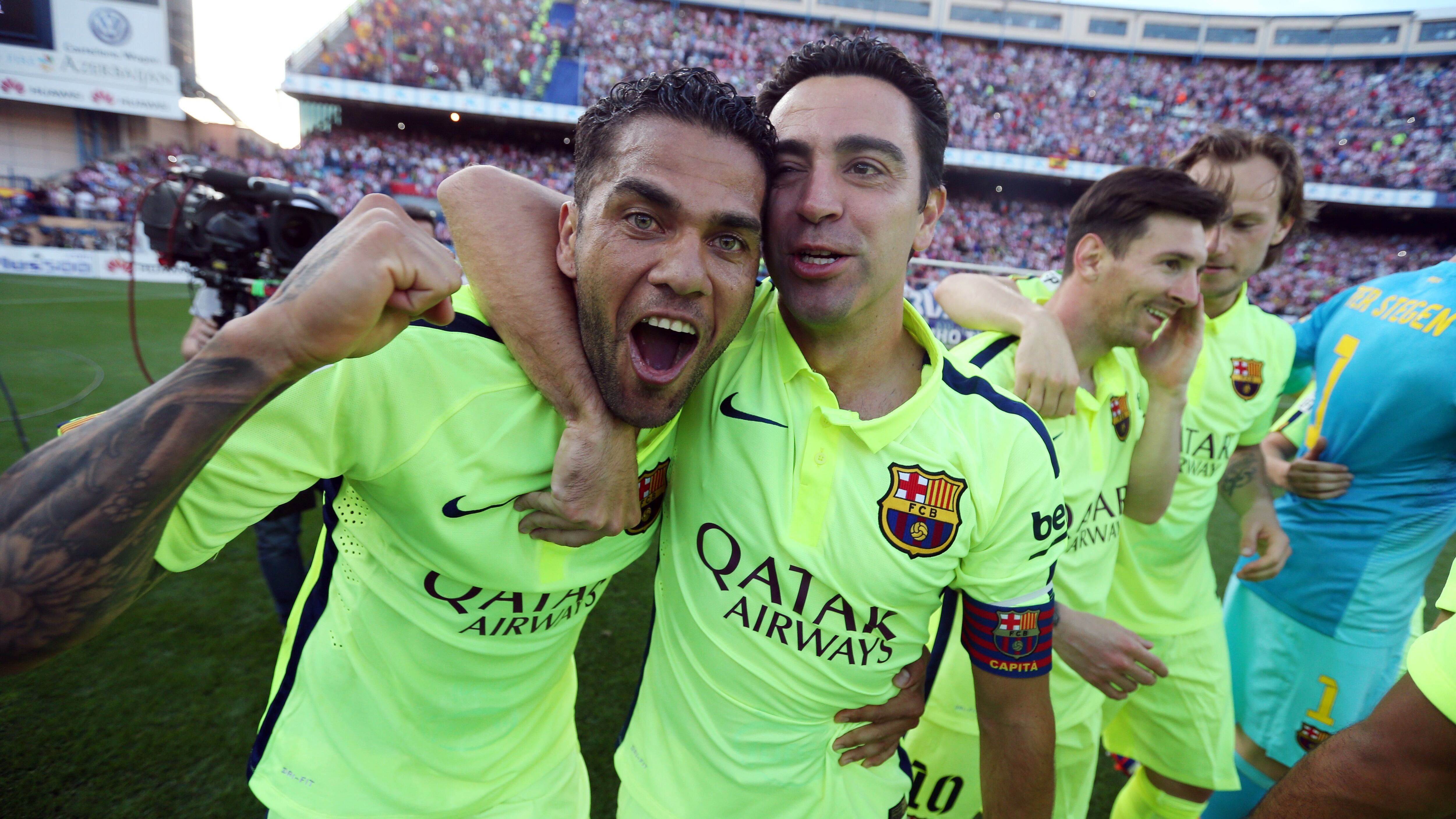Dani Alves junto a Xavi Hernández en el Barcelona.  (Photo by Miguel Ruiz/FC Barcelona via Getty Images)