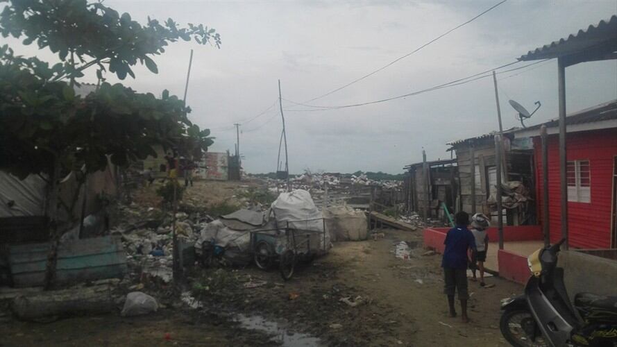 Habitantes del barrio Porvenir denuncian estar viviendo en medio de la contaminación. Foto: Silvana Salas (W Radio)